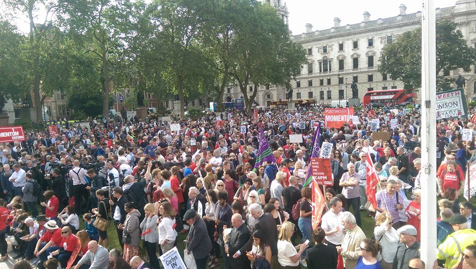 Protest v podporo Jeremyju Corbynu v Londonu